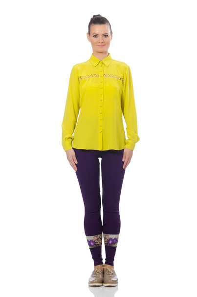 Modelo caucásico en pantalones morados y blusa amarilla
 - Foto, Imagen