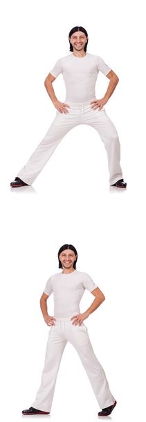 Ein Mann in weißer Sportbekleidung isoliert auf weißem Grund - Foto, Bild