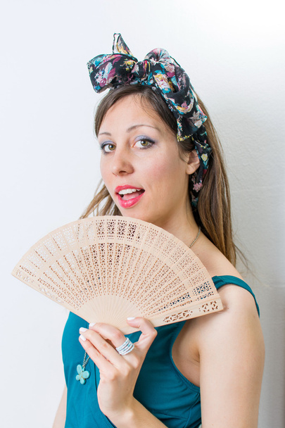 Femme en maillot de bain tenant un ventilateur de main
 - Photo, image