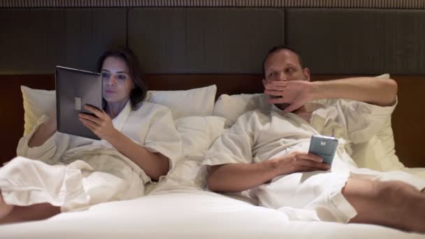 Young couple in bed at night - Záběry, video
