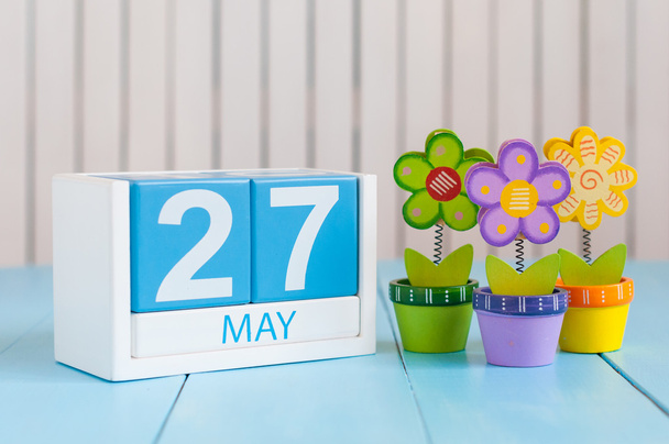 27 мая. Изображение 27 мая деревянный календарь цвета на белом фоне с цветами. Весенний день, пустое место для текста. Европейский день соседей
 - Фото, изображение