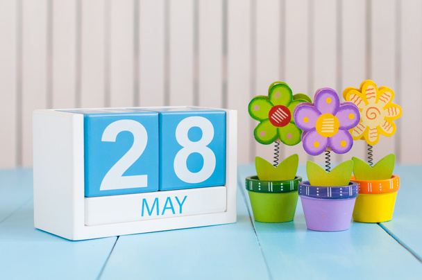 Le 28 mai. Image du 28 mai calendrier de couleurs en bois sur fond blanc avec des fleurs. Printemps, espace vide pour le texte
 - Photo, image