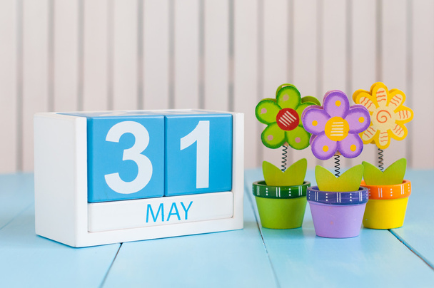 31 травня. Зображення 31 травня дерев'яного кольорового календаря на білому тлі з квітами. Весняний весняний день, весняний кінець. Порожній простір для тексту. Всесвітній день блондинок
 - Фото, зображення