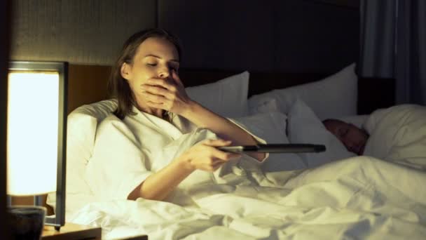 Paar in der Nacht im Bett - Filmmaterial, Video