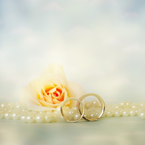 Anneaux de mariage avec perles
 - Photo, image