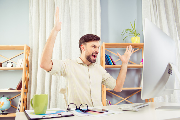 Jovem empresário irritado trabalhando no escritório e gritando
 - Foto, Imagem