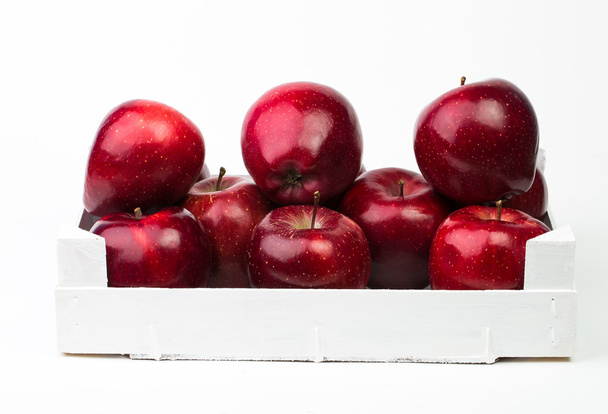 Verse rode appels in witte houten mand geïsoleerd op witte backgr - Foto, afbeelding