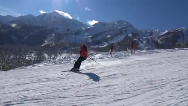 Jännittävä hiihto hiihtokeskus Krasnaya Polyana
. - Materiaali, video