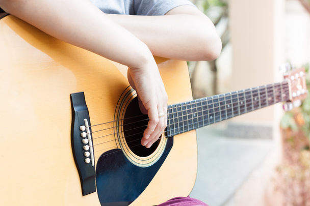 Mains de femme avec guitare acoustique en post relax
 - Photo, image
