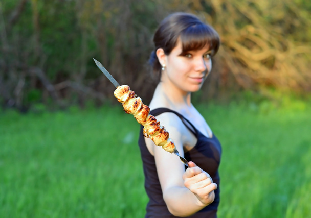 Nainen shish kebabin kanssa
 - Valokuva, kuva