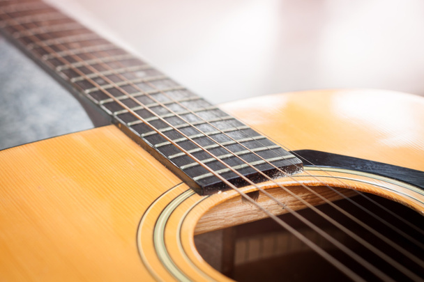 Деталі акустичної гітари крупним планом
 - Фото, зображення