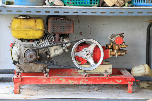Vieux moteurs de générateurs électriques ou de pompes à eau sur une étagère
 - Photo, image