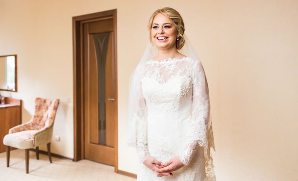 Superbe mariée blonde en robe de mariée attendant le marié
. - Photo, image