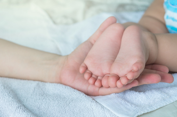 Baby feet on the mothers hand - Foto, afbeelding