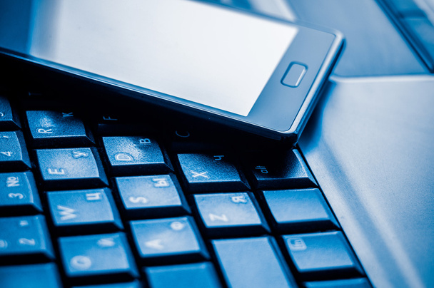 πληκτρολόγιο του υπολογιστή και κινητό τηλέφωνο, μια όμορφη απόχρωση του μπλε - Φωτογραφία, εικόνα