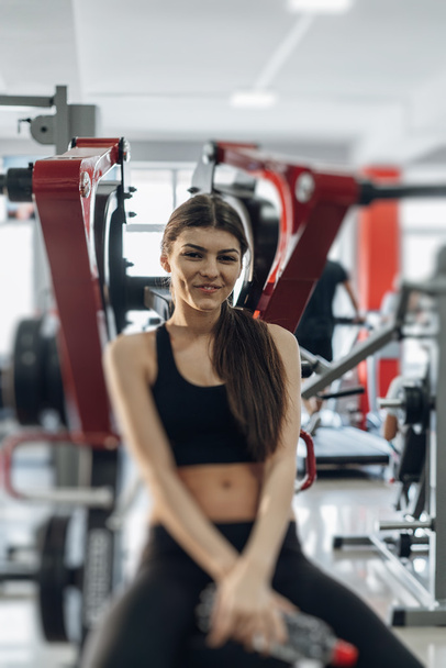 Beautiful girl with water at the gym - Fotografie, Obrázek