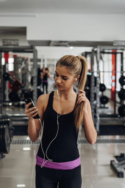 Blond listening to music at the gym - Foto, Imagem