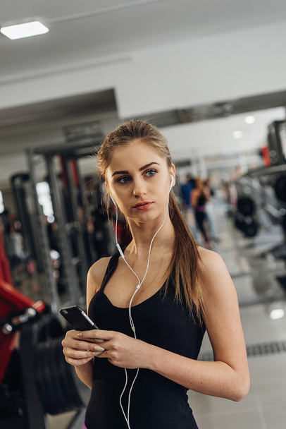 Blond listening to music at the gym - Foto, imagen