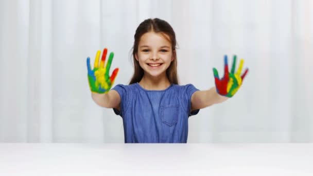 smiling girl showing painted hands - Filmagem, Vídeo