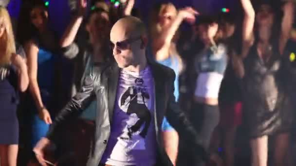 Menschen tanzen und Mann mit Glatze singt - Filmmaterial, Video