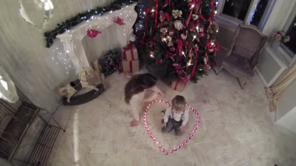 Φωτογράφος και οικογένεια γύρω από το χριστουγεννιάτικο δέντρο - Πλάνα, βίντεο