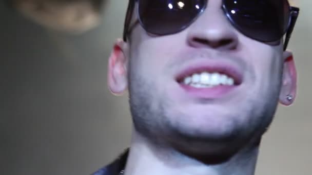 Man in jacket with sunglasses  - Video, Çekim