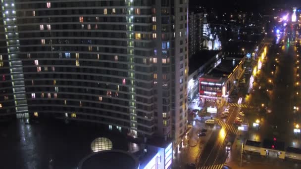 Modernes Bauen und Verkehr auf der Nachtstraße. - Filmmaterial, Video