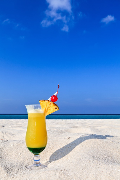 Hedelmäinen cocktail on rannalla
 - Valokuva, kuva