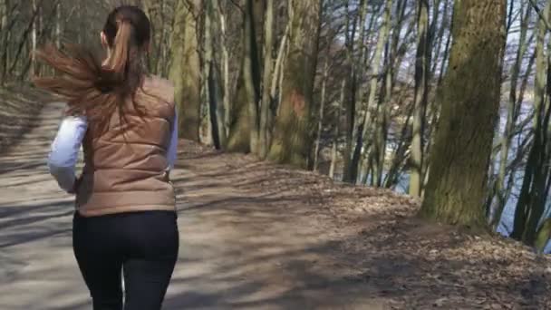 Mädchen läuft auf dem Frühlingswald. 4k - Filmmaterial, Video