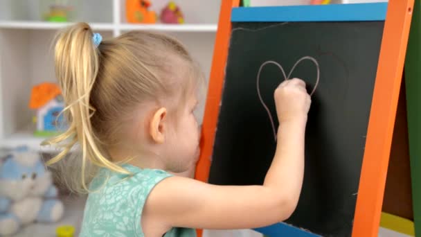 kleines Mädchen malt mit Kreide - Filmmaterial, Video