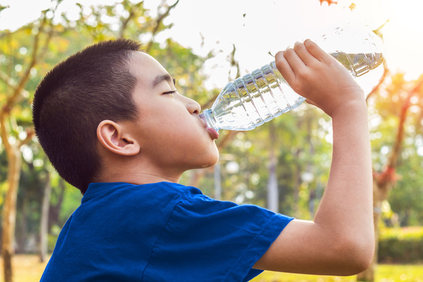 Niño bebiendo agua - Foto, Imagen