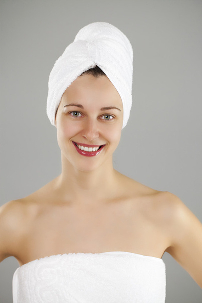 Beautiful young woman posing in white towel - Foto, Imagen