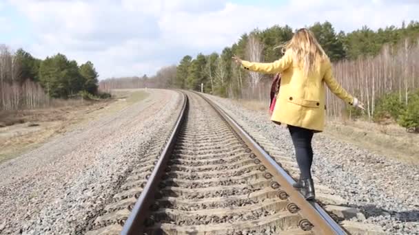 Kırmızı Ayakkabı walking on rails kız. - Video, Çekim