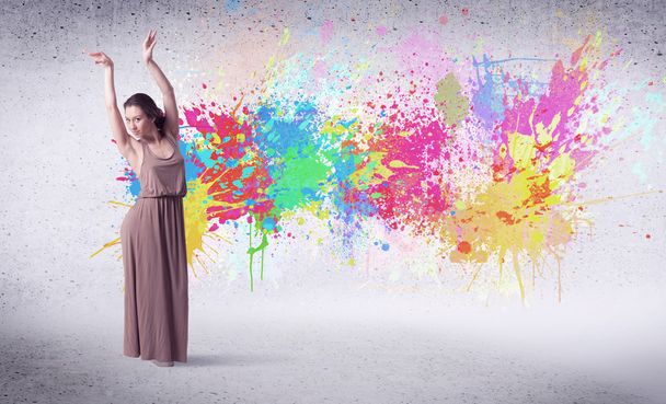 Bailarina callejera moderna saltando con salpicaduras de pintura de colores - Foto, Imagen