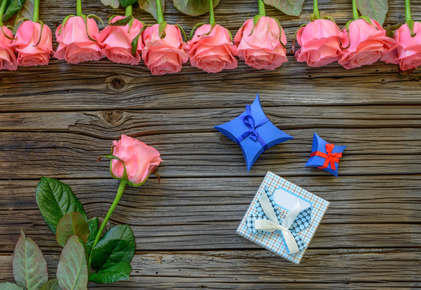 Güller ile ahşap arka plan üzerinde üç hediye kutuları - Fotoğraf, Görsel