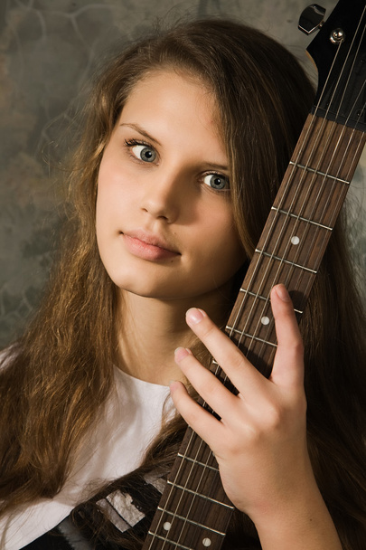 κορίτσι έφηβος με ηλεκτρική κιθάρα - Φωτογραφία, εικόνα