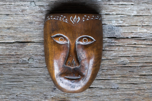 Vieux masque en bois fait main
  - Photo, image