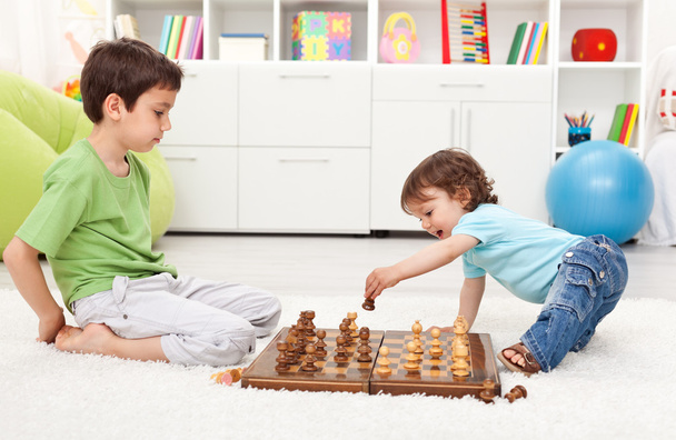 Kids playing chess - Zdjęcie, obraz