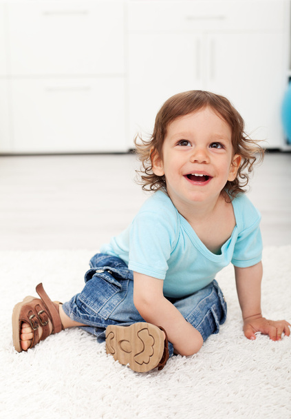Adorable child laughing on the floor - Foto, imagen