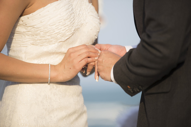 Homályos, az esküvői gyűrű, a menyasszony vőlegény tesz  - Fotó, kép