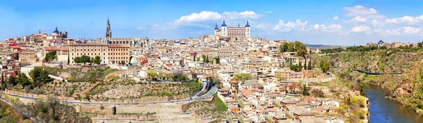Panoramablick auf die historische Stadt Toledo mit Fluss Tajo - Foto, Bild