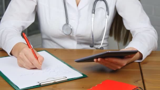 Mujer doctora usando tableta pc en la oficina
 - Imágenes, Vídeo