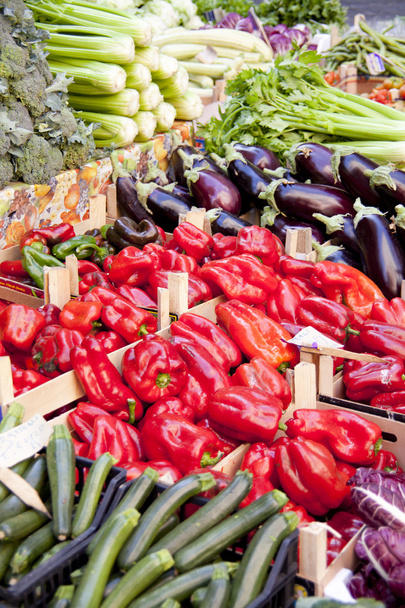 Фрукти і овочі на ринку стійла, Італія - Фото, зображення