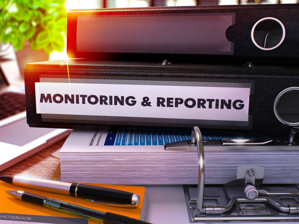 Zwarte kantoor folder met inscriptie monitoring en rapportering. - Foto, afbeelding