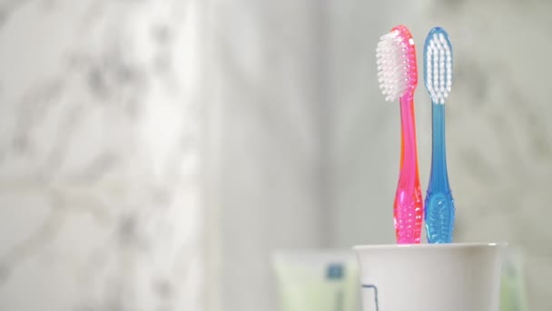 Mettre la brosse à dents pour enfants dans la tasse
 - Séquence, vidéo