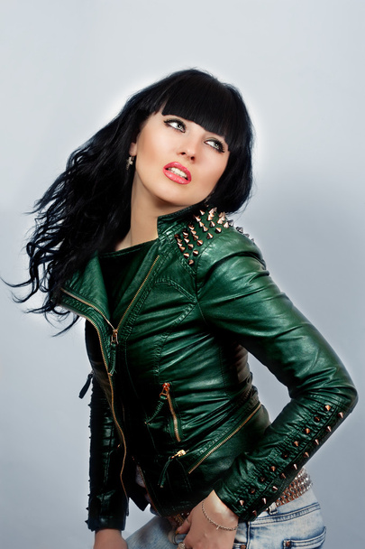 Portrait of a woman in a leather jacket - Foto, afbeelding