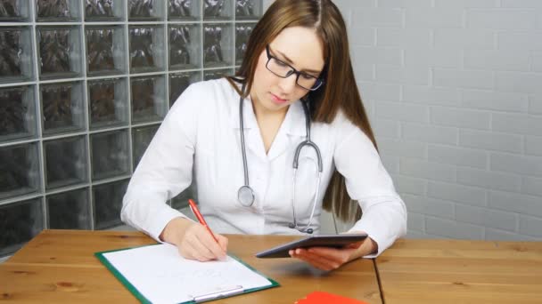 Medico donna utilizzando tablet pc in ufficio
 - Filmati, video