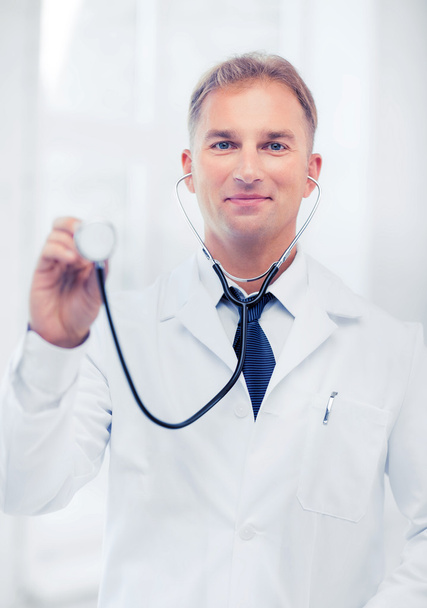 mladý muž lékař s stetoskop - Fotografie, Obrázek