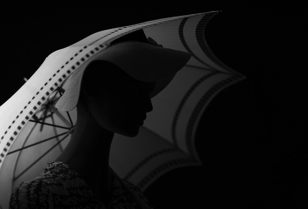Silhouette femme avec un parapluie
. - Photo, image