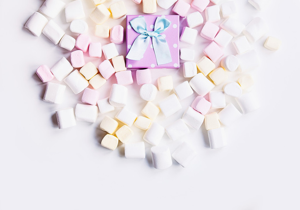 marshmallow and gift on the table - Фото, зображення